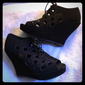 Black Delicacy Wedges